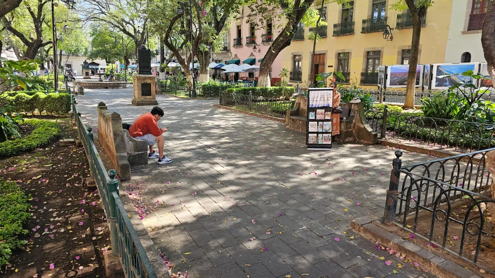 En este lunes de descanso, el Jardín de Las Rosas registró pocos visitantes