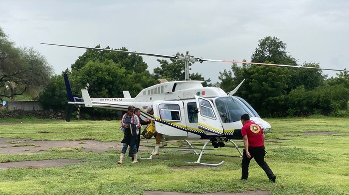 En helicóptero, rescatan a dos cortadores de limón atrapados en inundación de huerta