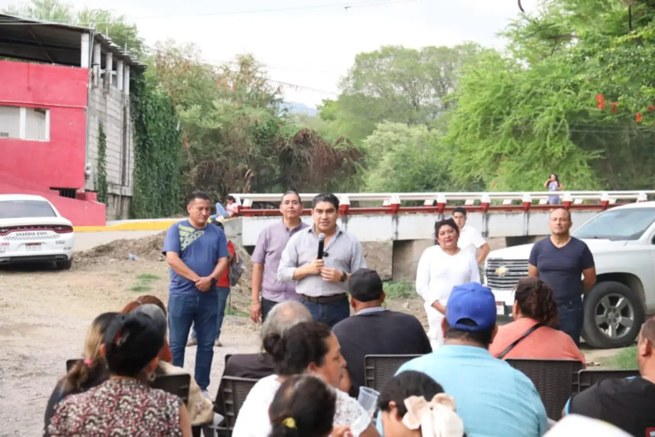 En Huetamo, Pablo Varona construye colector sanitario