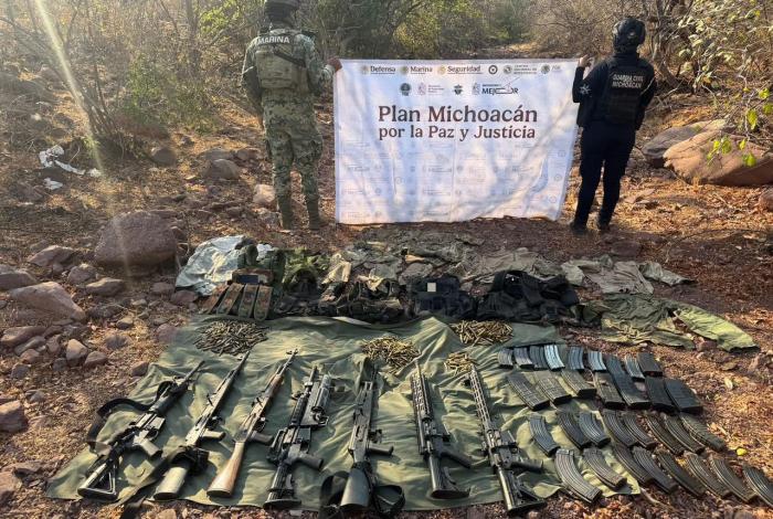 En La Huacana, fuerzas estatales y federales aseguran siete fusiles y equipo táctico
