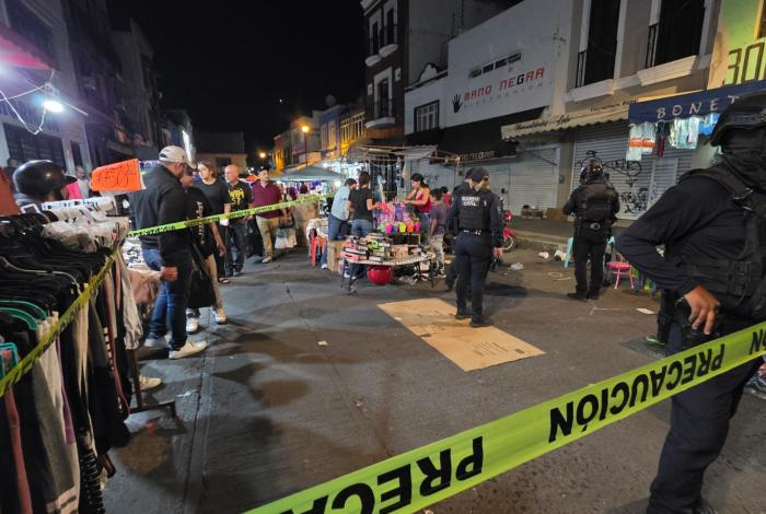 En la víspera de la noche de Reyes, madre e hijo son baleados en tianguis de juguetes en Zamora