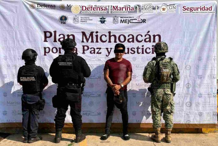 En Michoacán, autoridades federales y estatales detienen a 12 personas, aseguran vehículos e inhabilitan una toma clandestina