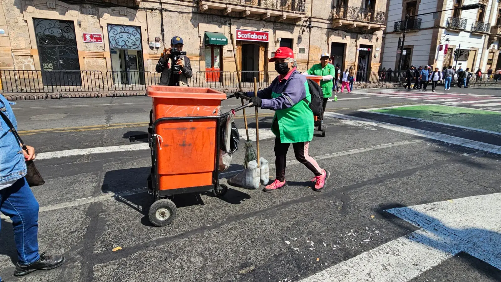 En Morelia, bridagas de limpieza están desplegadas de 5 de la mañana a 12 de la noche