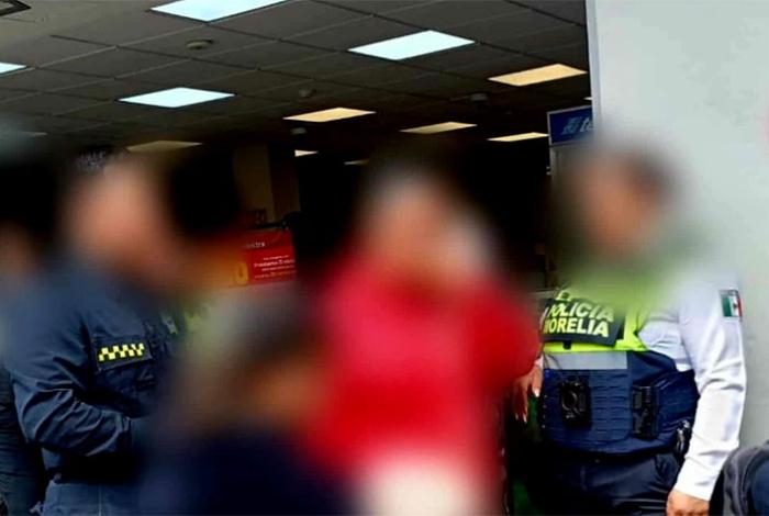 En Morelia, mujer cae en el engaño de intercambiar dinero que acababa de retirar por un fajo de papeles sin valor