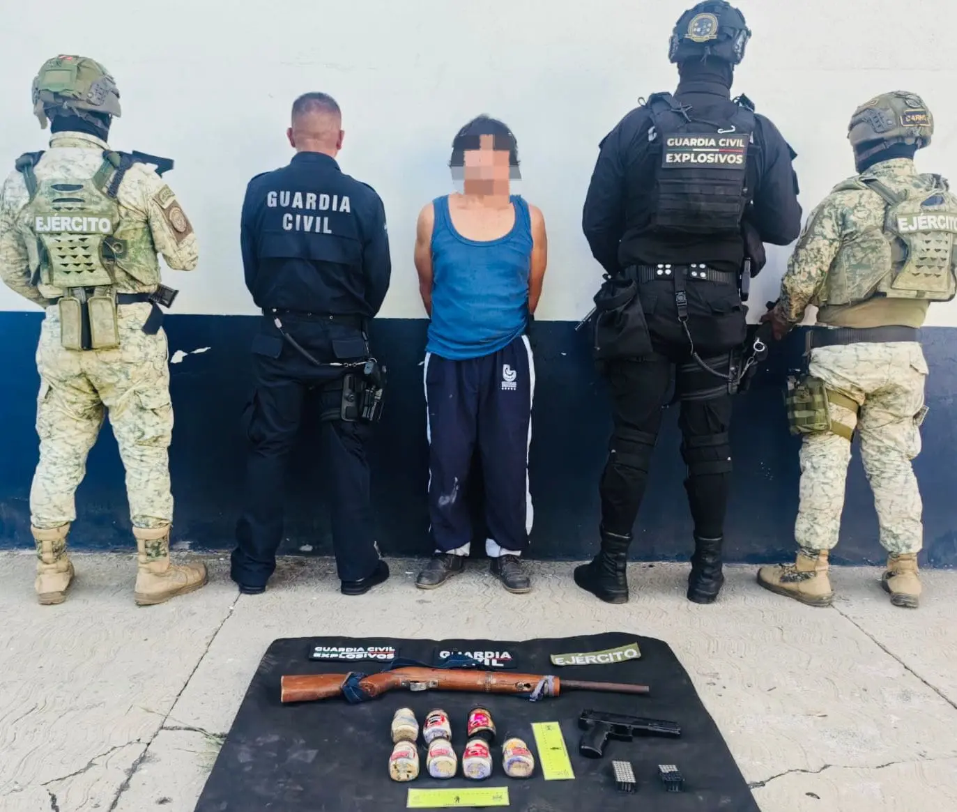 En Operación Apatzingán, hombre es asegurado con arma de fuego y 7 artefactos explosivos
