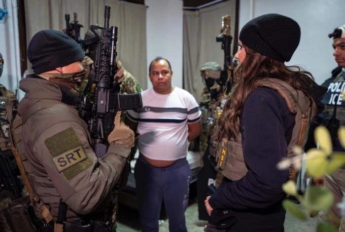 En Operación Minnesota detienen a mil migrantes; ICE abate a mujer en Mineápolis 