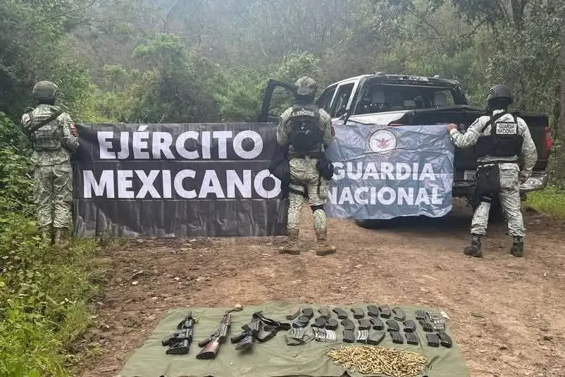 En operativo aseguran armas y cinco camionetas