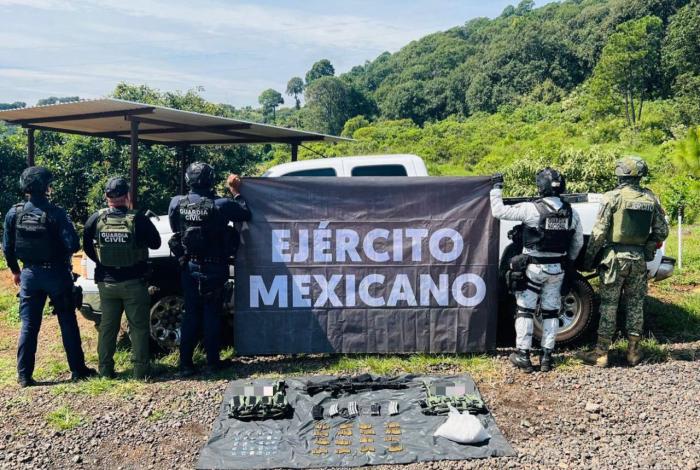 En operativo conjunto en Uruapan aseguran una camioneta, un fusil y más 4 kilos de metanfetamina: SSP