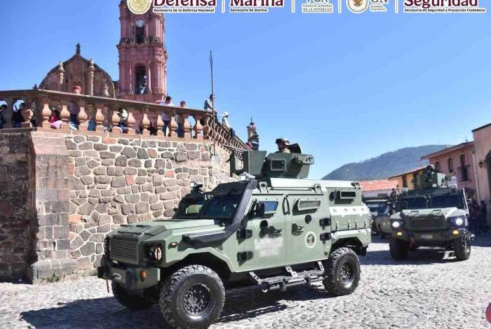 En operativos realizados en Michoacán, autoridades detienen a 12 personas y aseguran armamento