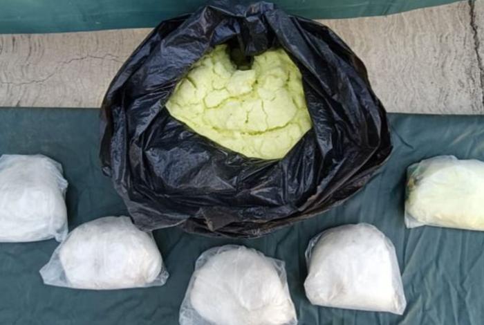 En Parácuaro decomisan 21 kilogramos de metanfetamina y recuperan dos camionetas robadas