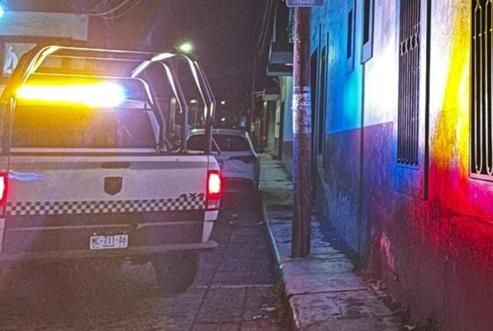 En pleno centro de Jacona, le disp4ran a un hombre y escapan