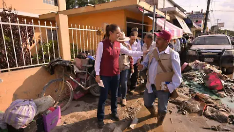 En Poza Rica, Veracruz, Sheinbaum supervisa entrega de ayuda humanitaria y traslados médicos