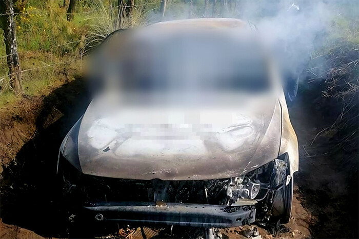 En una brecha de Uruapan hallan dos cadáveres dentro de un auto calcinado