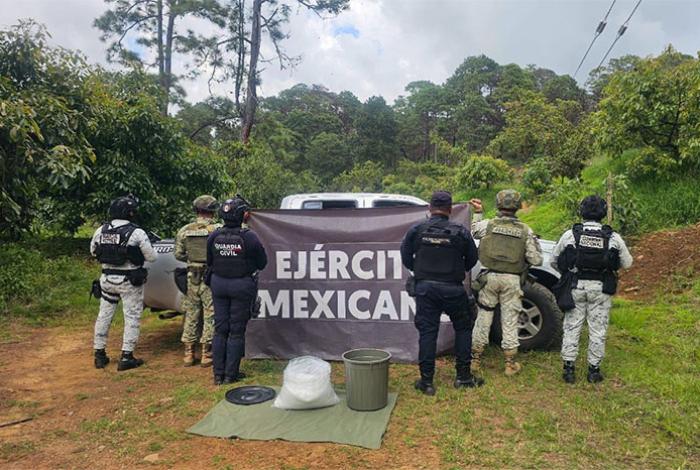 En una camioneta abandonada aseguran 15 kilos de metanfetamina en Uruapan