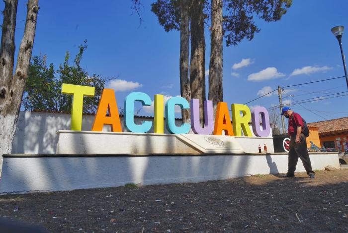 En vías de extinción, creación de adobes y tejas en Tacícuaro