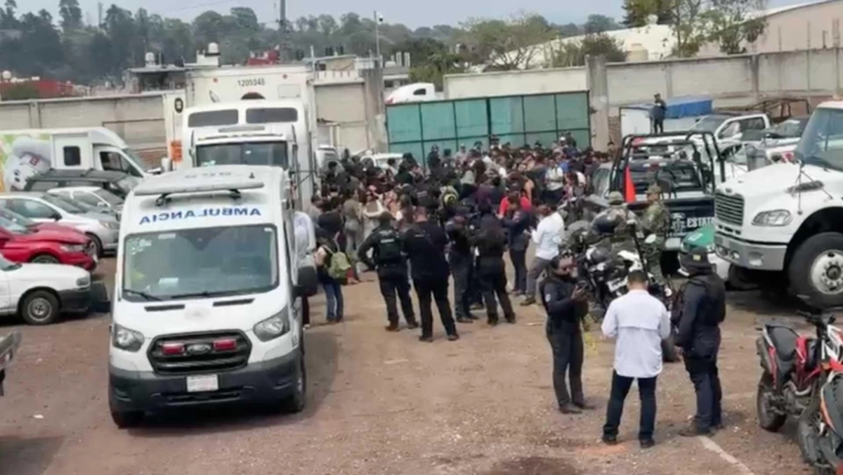 En Xalapa son rescatados en un trailer 229 migrantes