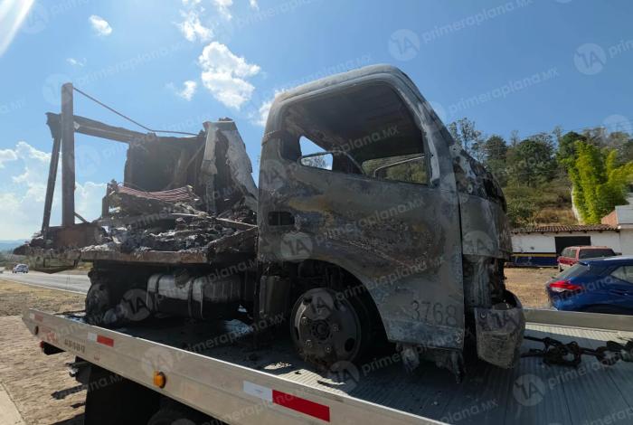 Enc4puch4dos qu3man vehículos en carretera de Pátzcuaro
