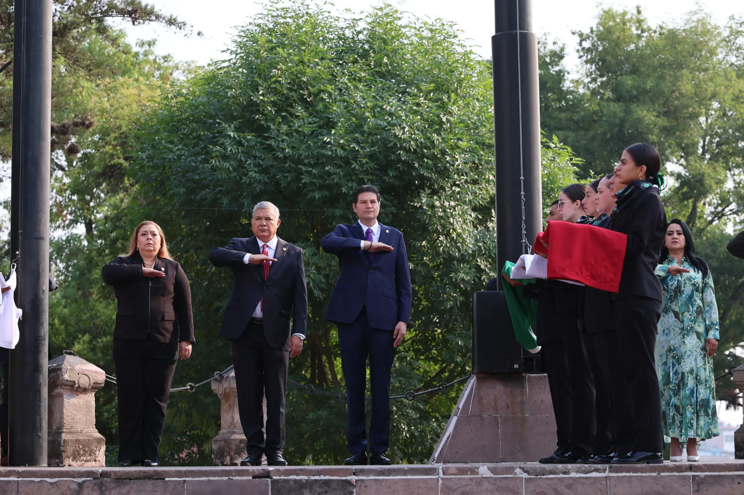 Encabeza Alfonso Martínez Alcázar, Izamiento de banderas por 484 Aniversario de Morelia