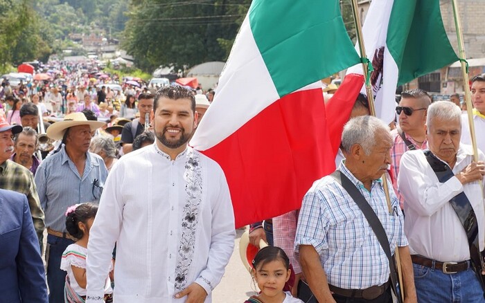 Encabeza Octavio Ocampo desfile cívico en San Felipe de los Alzati