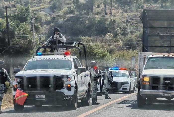 Encapuchados armados,  responsables de la quema de vehículos en carreteras de Michoacán