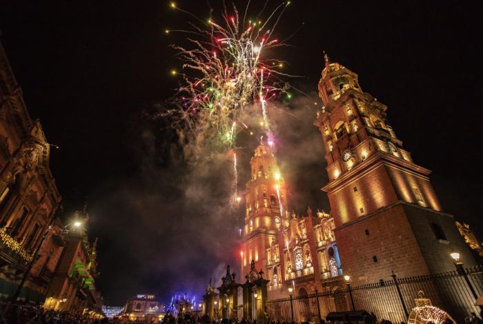 Encendido de Catedral, con temas musicales de las Copas Mundiales de Fútbol