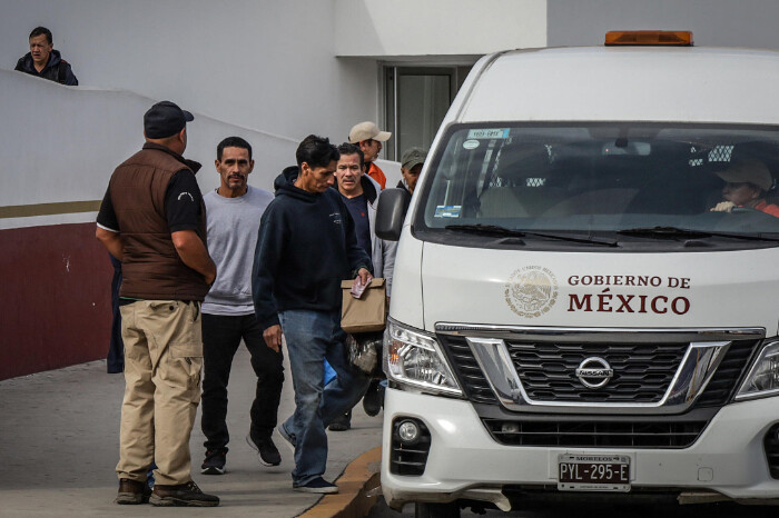 Encerrados y esposados, mexicanos deportados denuncian maltrato del Gobierno de Trump