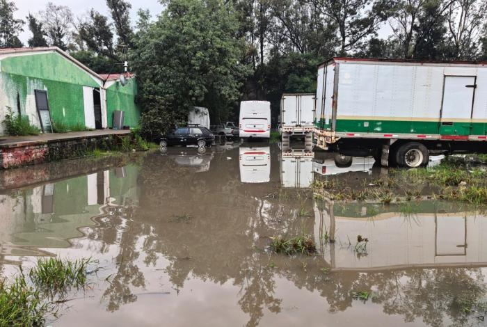 Encharcamientos y vehículos varados dejan lluvias del sábado, en Morelia