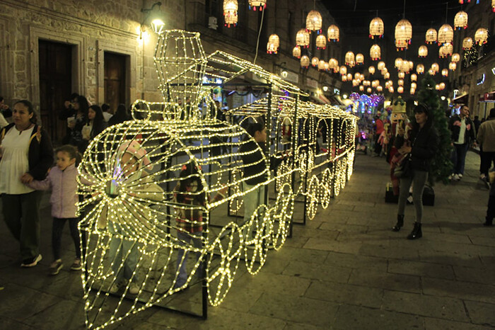 ¡Encienden la Navidad en Morelia! Plazas y calles se iluminaron para la época decembrina