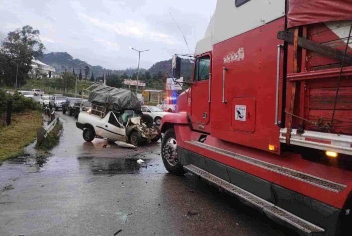 Encontronazo entre camioneta y un camión torton deja 1 herido en Zitácuaro