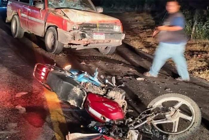 Encontronazo entre moto y camioneta deja dos heridos en Huetamo