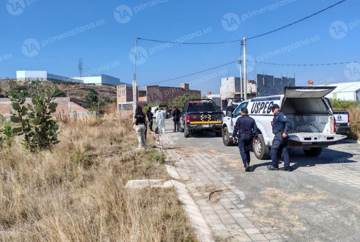 Encuentran a mujer calc1nada en caja de refrigeración abandonada, en Morelia