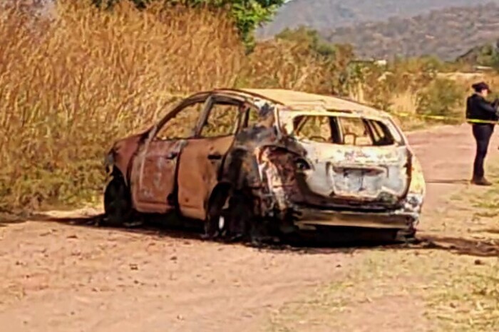 Encuentran auto calcinado y baleado en Álvaro Obregón