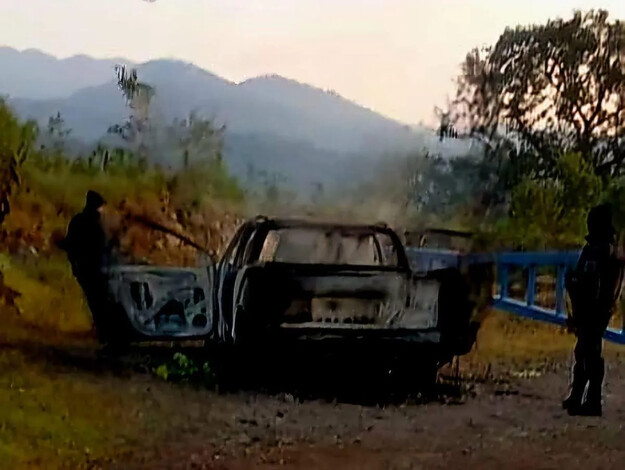 Encuentran camioneta calcinada en brecha cerca de Uruapan