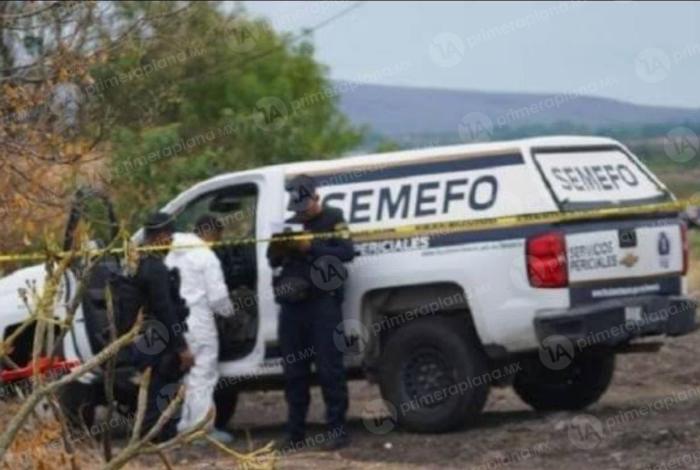 Encuentran cu3rp0 mani4t4do en baldío de Apatzingán