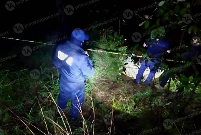 Encuentran cu3rp0 sem1ent3rrado en carretera Ario de Rosales-La Huacana