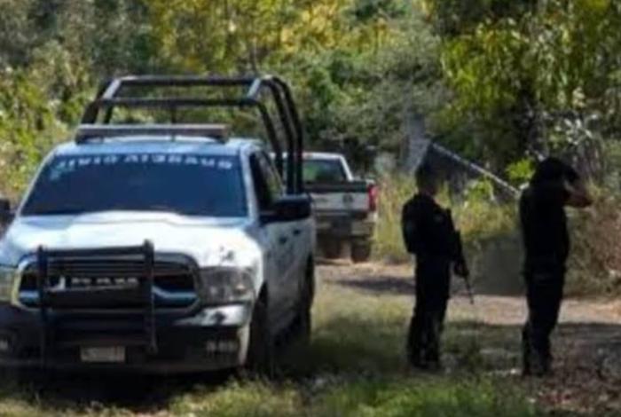 Encuentran cu3rpo con her1das de explosivo, en Apatzingán