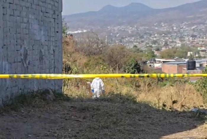 Encuentran cuerpo calcinado cubierto de vegetación en Morelia