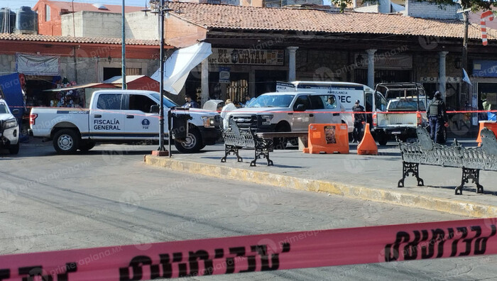 Encuentran dos cuerpos en cajuela de auto abandonado, en plena plaza de Zinapécuaro