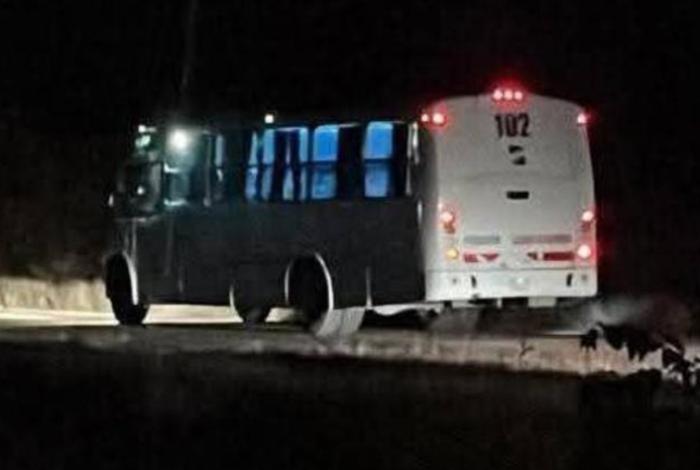 Encuentran en la Huasteca Potosina un autobús encendido pero vacío; versiones se contradicen