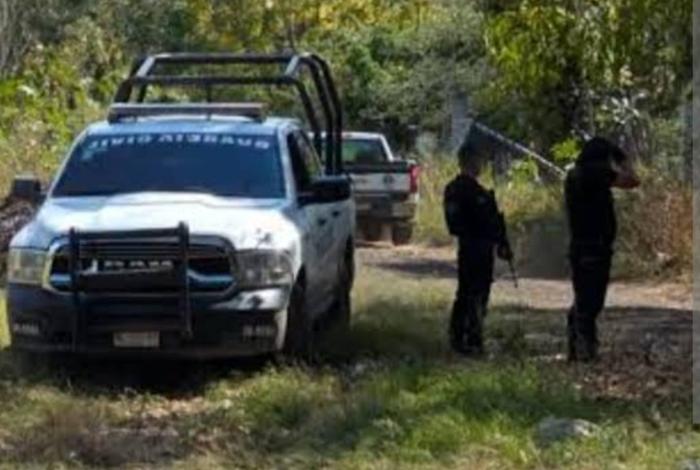 Encuentran encobijado en camino a terracería, en Apatzingán