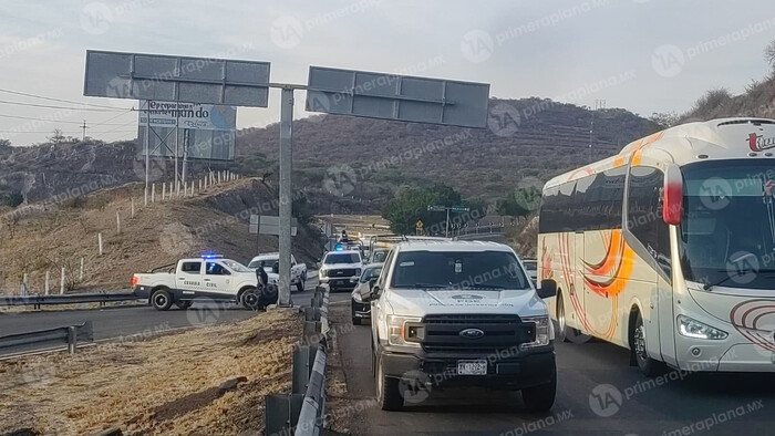 Encuentran un cuerpo en cuneta de la Salamanca-Morelia