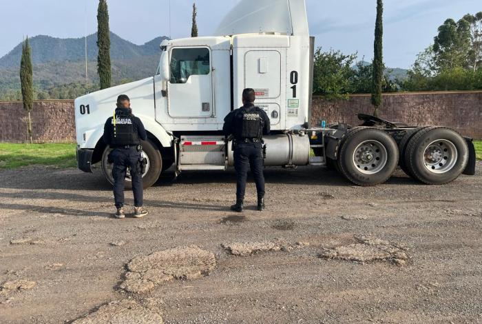 Encuentran un tractocamión y un vehículo de custodia, abandonados en Pátzcuaro