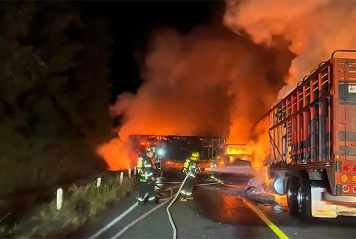 Enfrentamiento entre delincuentes y la GN desata quema de vehículos en la región de Pátzcuaro