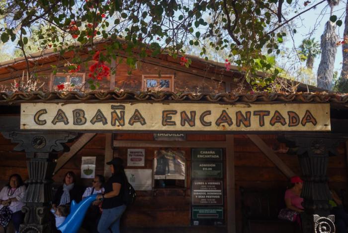 Entrar chueco para salir riendo: la Cabaña Encantada de Morelia