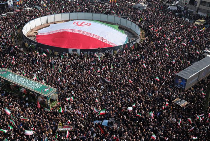 Entre consignas contra EUA e Israel y apoyo a su líder, Teherán despide a mandos militares caídos