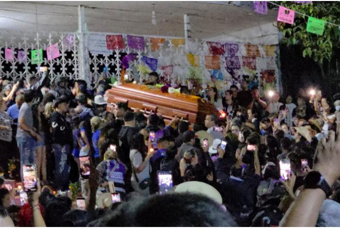 Entre honores y disturbios se da el adiós a Carlos Manzo en Uruapan y Morelia