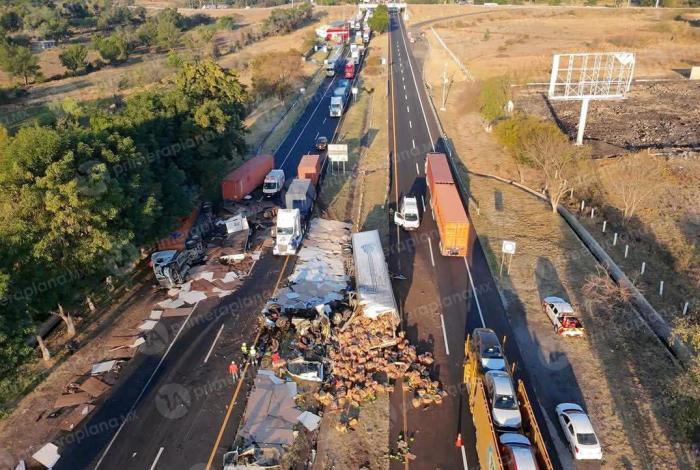 Entre plátanos y MDF, carambola de tráilers deja dos lesi0nados en Panindícuaro