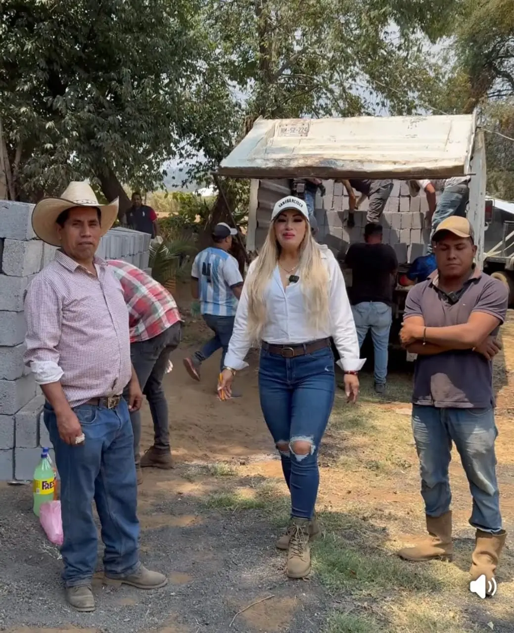 Entrega apoyos a familias de Los Reyes