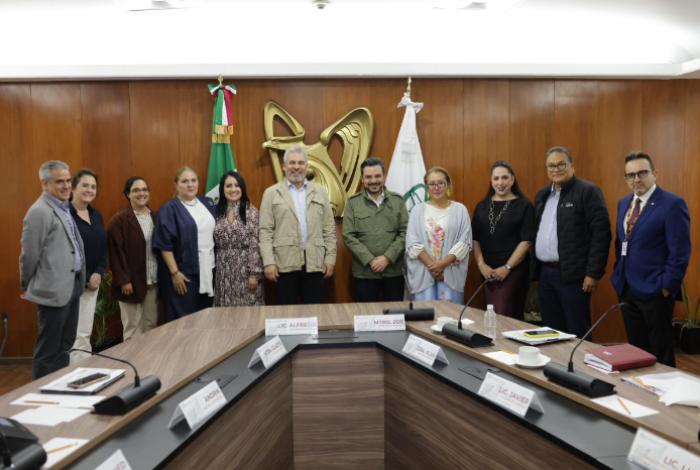 Entrega Bedolla al IMSS, 40 mil firmas en favor del nuevo hospital en Villas del Pedregal