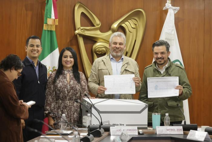 Entrega Bedolla al IMSS, 40 mil firmas en favor del nuevo hospital en Villas del Pedregal